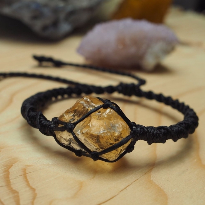 confection bijoux facile, bracelet original à faire soi-même, diy bijou tressé en corde cuir noir avec déco pierre