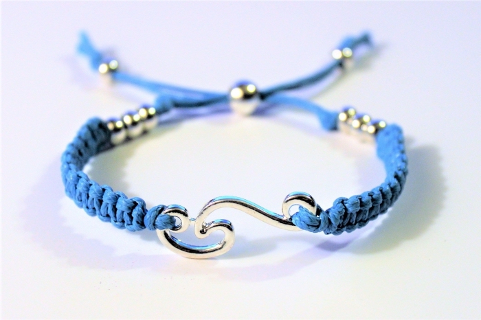 confection de bijoux avec noeuds macramé, diy bijou à faire soi-même, modèle de bracelet en corde cuir bleu