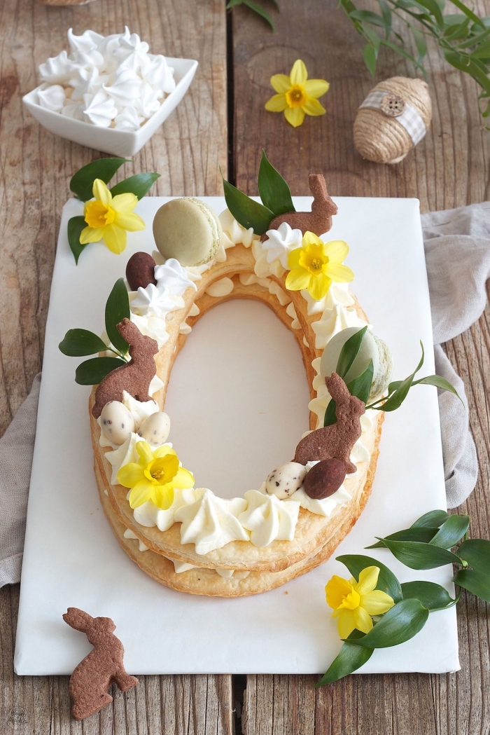 recette de paques original pour un number cake en forme de zéro décoré de meringues croquant, de macarons et de petits biscuits lapins en chocolat