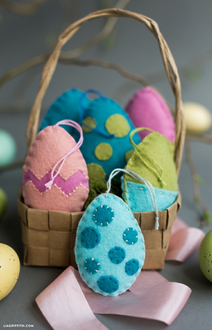 oeufs en textile cousus posés dans une petite corbeille décorative, déco à faire soi-même pour Pâques