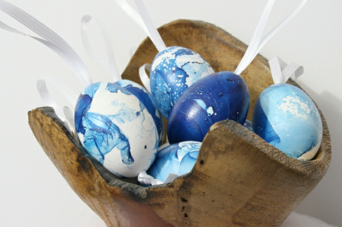 decoration d'oeufs de paques en bleu et blanc, déco arbre de pâques aux oeufs marbrés