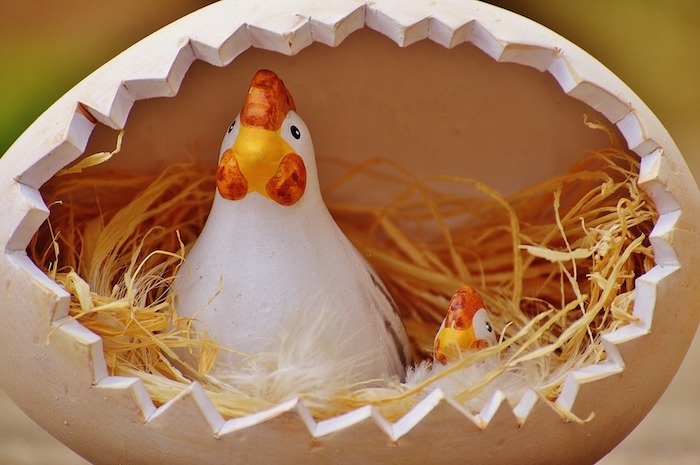 Oeuf craqué céramique figurines de poulet et poussin, joyeuses paques humour, belles images de paques