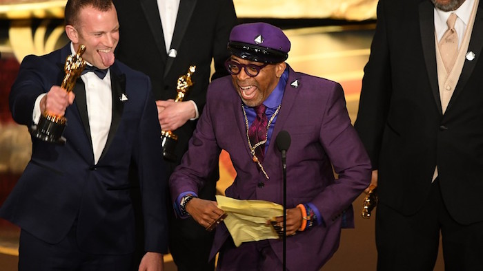 Photo de Spike Lee avec son costume violet en hommage à Prince qui remporte son premier Oscar du Meilleur Scénario Adapté pour BlacKkKlansman