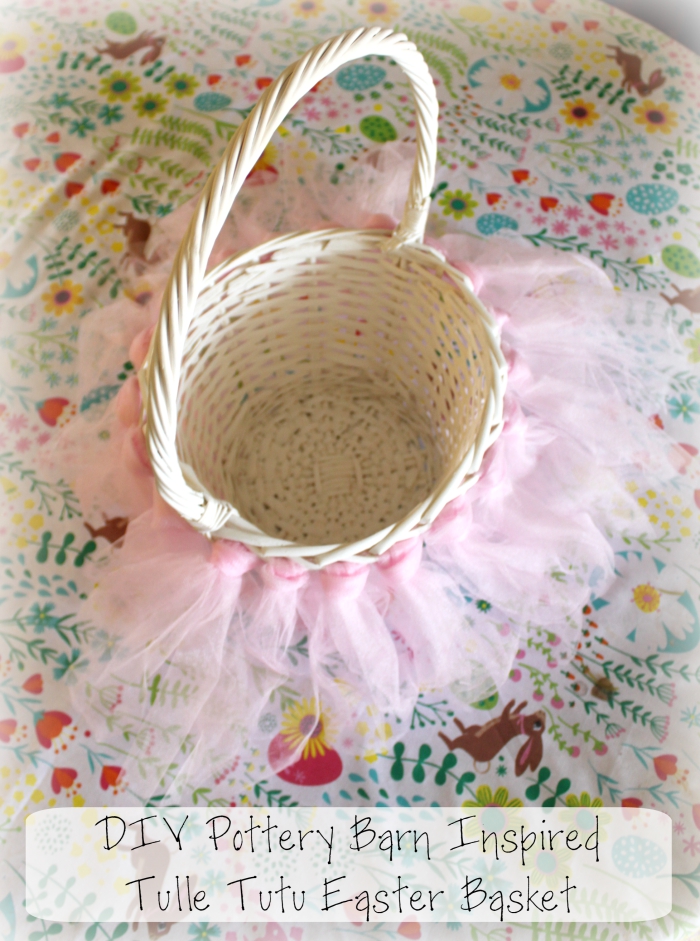 comment customiser un panier tressé avec peinture blanche et tassels, faire une guirlande de tassels en tulle rose, 