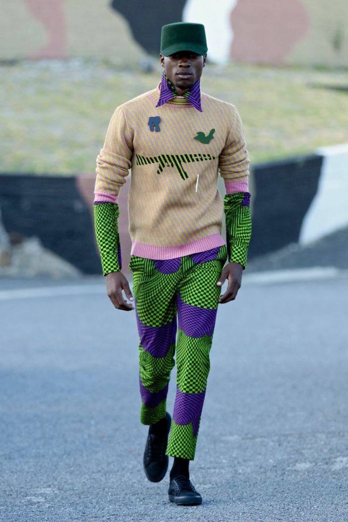 tenue africaine homme, pantalon vert et lilas, casquette verte, pantalon africian homme aux couleurs traditionnelles