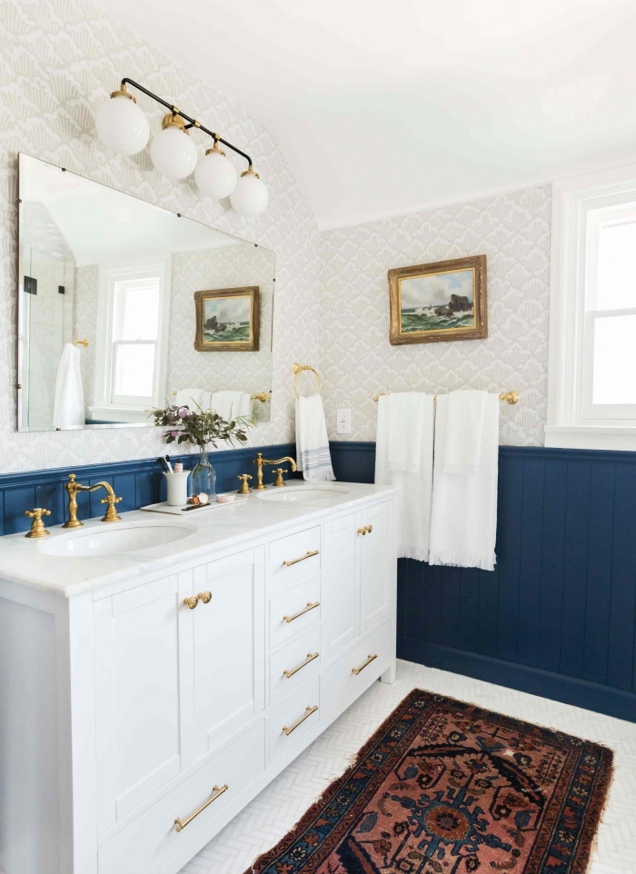 une peinture lambris bleu marine pour mettre en valeur le soubassement et apporter une touche de charme dans la salle de bains 