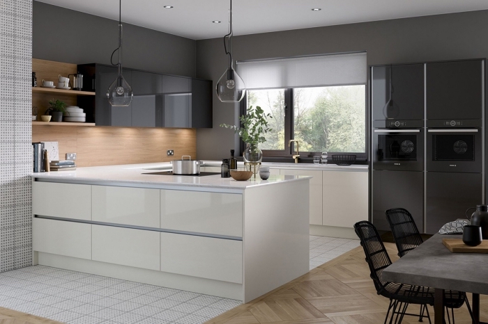 design intérieur cuisine moderne en U, quelle couleur avec le gris dans une cuisine contemporaine, idée crédence cuisine en bois
