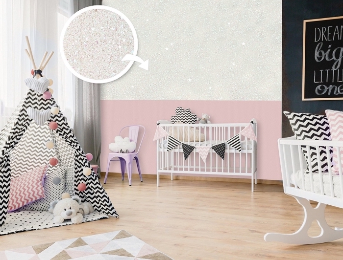décoration chambre bébé fille aux murs bicolore rose pastel et peinture gris pailleté, modèle de tipi diy blanc et noir