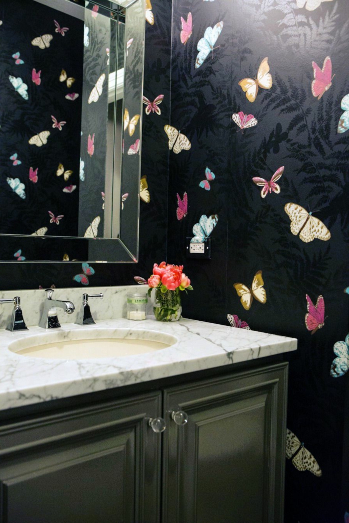 peinture murale noire, motifs floraux et papillons, vasque sous comptoir, miroir acrylique