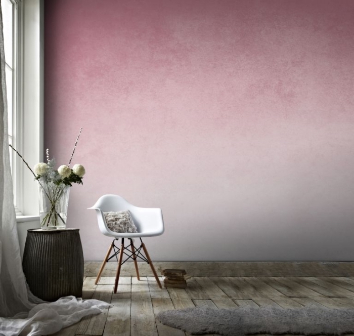décoration salon aux murs rose pâle avec plancher bois brut, modèle de chaise blanche aux pieds bois et fer, exemple peinture sablée rose
