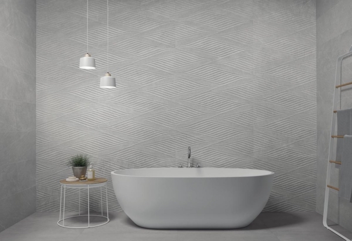 déco de salle de bain gris et blanc, peinture à effet relief en gris et blanc, modèle salle de bain avec baignoire autoportante