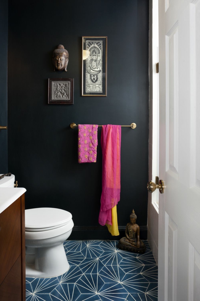 amenagement wc petit espace, sol bleu, statuette bouddha, serviette rose, porte peinte blanche