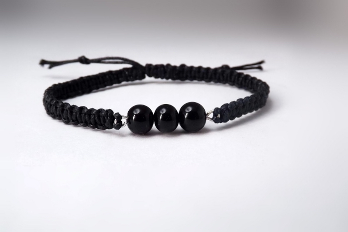 comment créer un bracelet shamballa facile, modèle de bracelet en fil cuir noir avec déco perles noires et fermeture réglable
