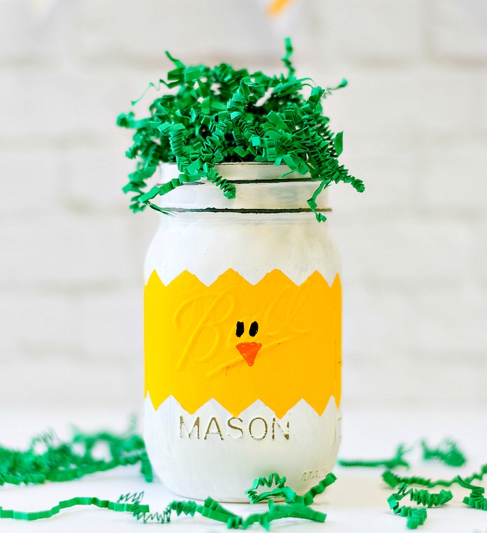 herbe en confettis de papier vermicelles vertes dans un pot en verre repeint de jaune et blanc avec bec et des oreilles dessinés