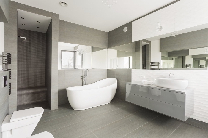 image salle de bain grise, modèle de baignoire autoportante, meubles bas salle de bain en gris laqué et blanc