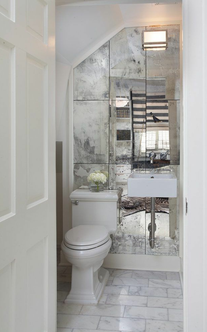 vasque flottante et robinet visible, carreaux effet miroir, porte blanche, amenagement wc banc