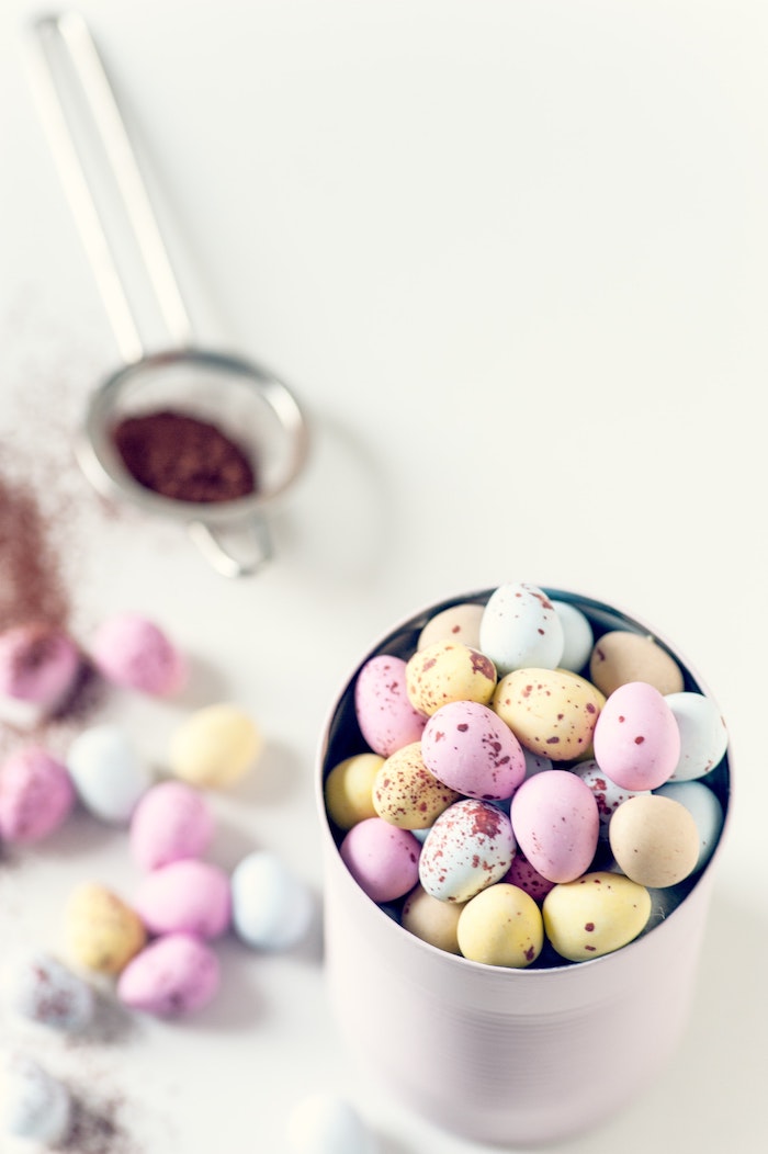Oeufs au chocolat colorés, belles couleurs bonbons, joyeuses paques images, photo de paques fete printemps