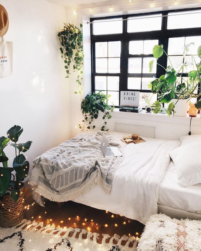 Simple idée chambre ado style tumblr décoration, cool guirlande lumineuse, cadre fenetre noir, chambre blanche bohème 