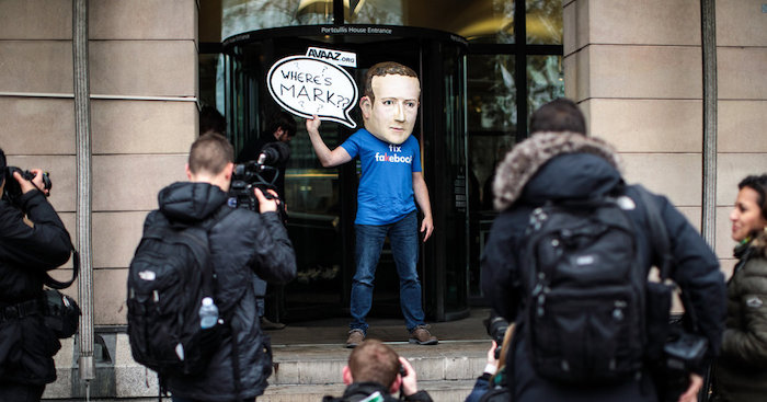 photo Mark Zuckerberg caricaturé sur son absence à témoigner et accusé de gangster numérique par le comité britannique en charge du rapport sur Facebook