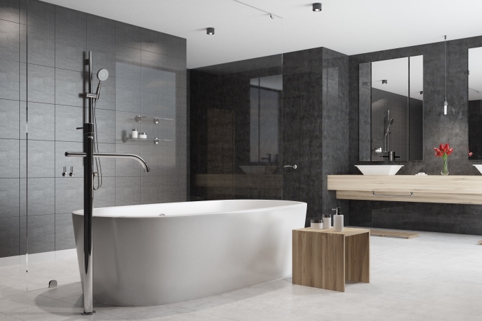 pinterest salle de bain d'esprit moderne aux murs gris foncé, exemple de baignoire autoportante avec robinet métal