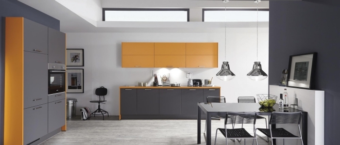 modele de cuisine moderne, déco de cuisine aux murs blancs avec armoires en gris et orange, table à manger gris métallisé 