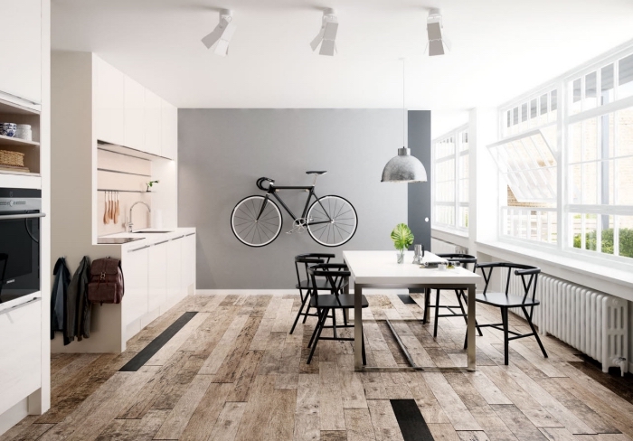 décoration de cuisine au plancher bois et plafond blanc avec mur en gris clair, déco cuisine en longueur avec coin à manger