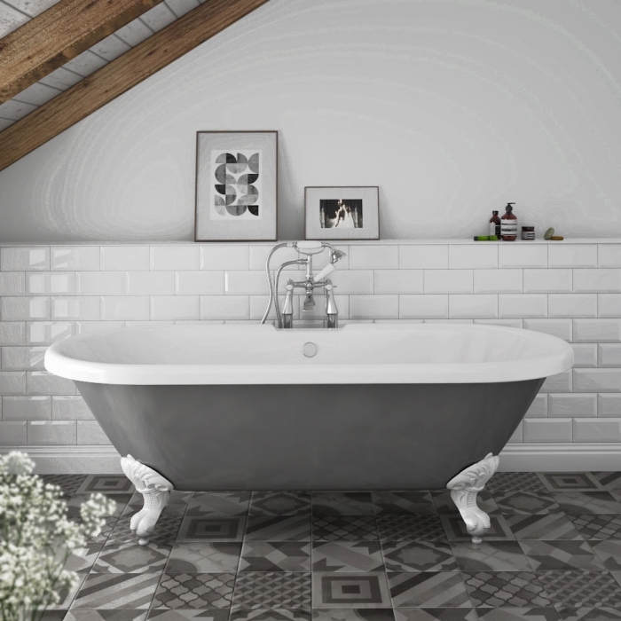 modèle de plafond avec poutres bois, idée déco sous combles, aménagement salle de bain sous pente en blanc et gris