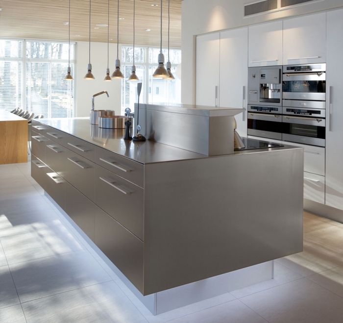 comment associer les couleurs dans une cuisine moderne, modèle de cuisine blanche avec îlot de couleur gris métallisé