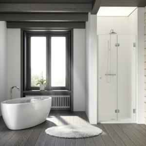 plafond gris avec poutres apparentes couleur salle de bain blanche revêtement mural panneau bois baignoire tapis salle de bain blanc cabine de douche