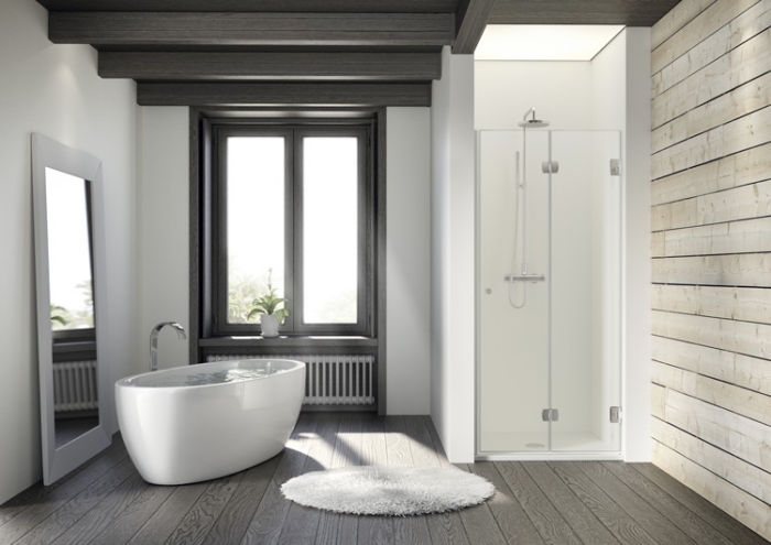 salle de bain blanche avec plafond à poutres en gris anthracite et pan de mur à effet bois, modèle tapis rond salle de bain