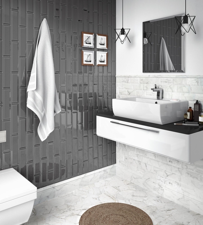 idée quelle couleur associer avec le gris dans une salle de bain blanche, modèle carreaux à effet marbre décoré de tapis marron