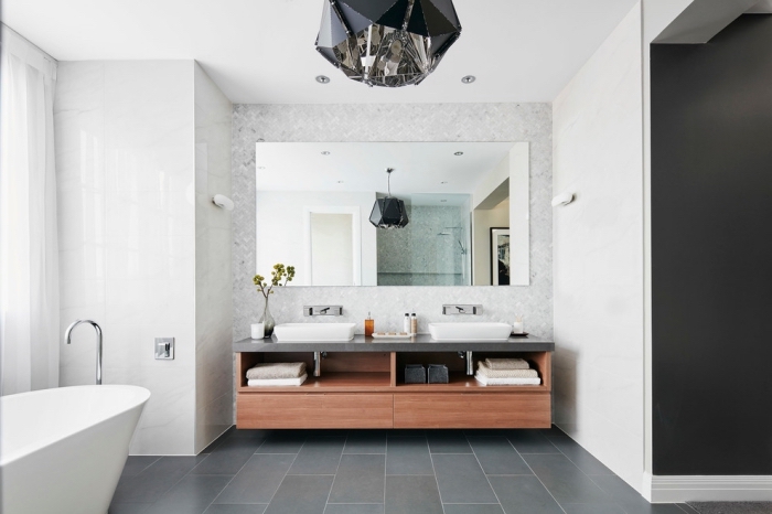 exemple de salle de bain blanche avec plancher gris, modèle luminaire design futuriste en verre à effet miroir