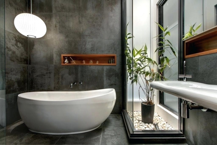 astuce gain place avec une niche bois foncé dans une salle de bain noir et blanc, exemple mini garden zen dans une salle de bain