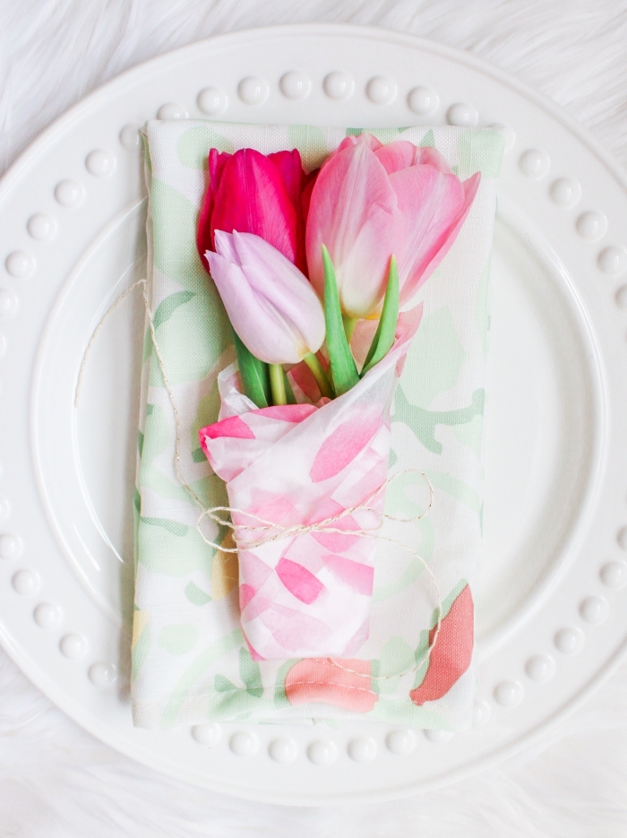 pliage serviettes classique pour décorer une table de fête, serviette à motifs floraux doux décoré d'un petit bouquet de tulipes