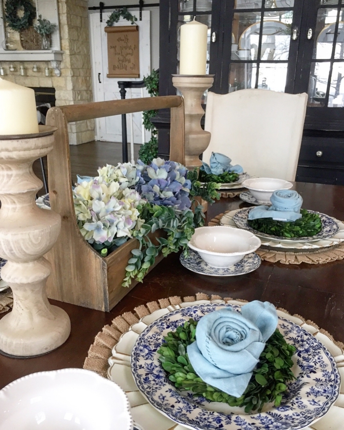 une déco de table naturelle et fleurie avec serviettes pliées en roses couleur bleu ciel, pliage serviettes de pâques en forme de fleurs printanières