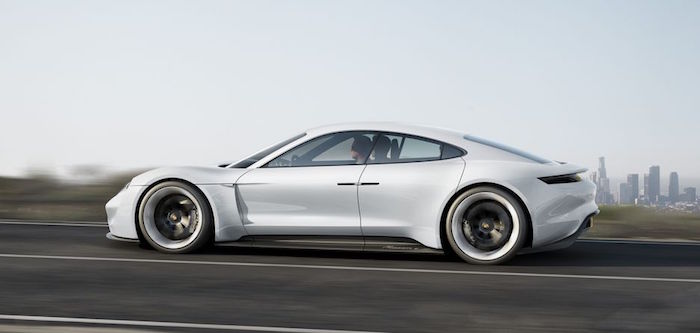 Le Porsche Macan 100% électrique accompagnée de la Taycan issue du concept car Mission E 