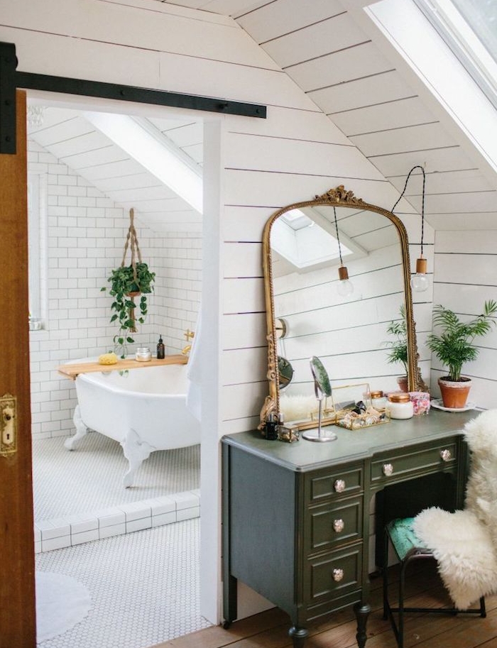 salle de bain en carrelage metro blanc, baignoire blanche avec baignoire et une plante verte suspendu pot macramé, chambre avec coiffeuse vintage