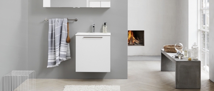 exemple de salle de bain tendance, modèle pièce spacieuse aux murs clairs avec peinture gris clair et parquet blanc