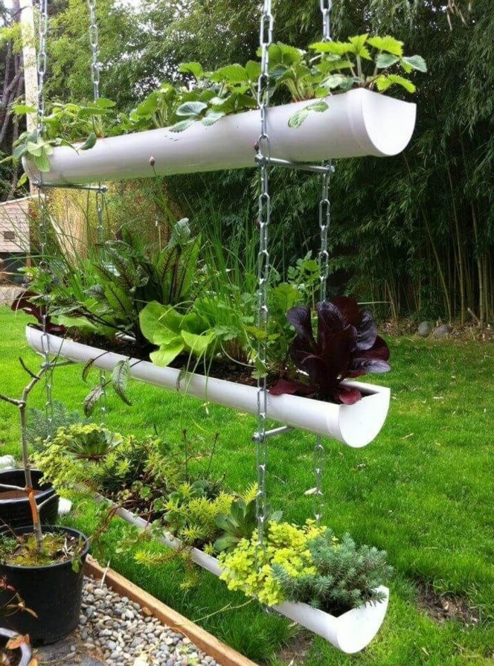 créer un petit potager suspendu avec trois jardinières en gouttières recyclées, cultiver des plantes et des fleurs à la verticale