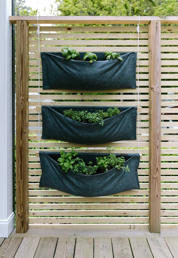 réaliser un potager suspendu sur votre balcon, terrasse ou véranda avec trois poches de plantation