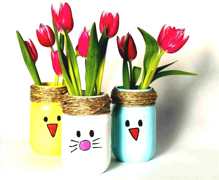 pot de fleur à motif lapin dessiné au feutre et peinture couleurs variées pour repeindre un pot rempli de tulipes, printemps activités