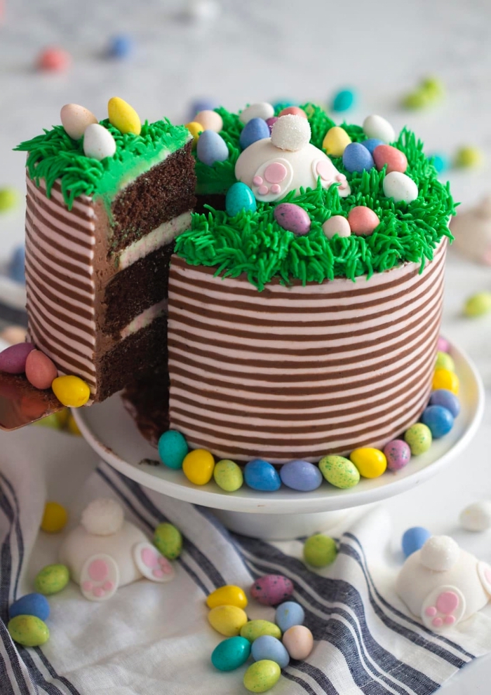 recette de paques pour un layer cake au chocolat origina , décoration de gâteau queue de lapin d'herbe en glaçage vert