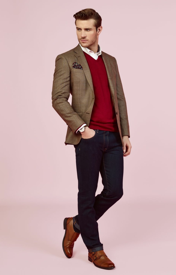 smart casual dress code pour homme, tenue avec jeans foncés combinés avec blouse rouge et blazer vert kaki