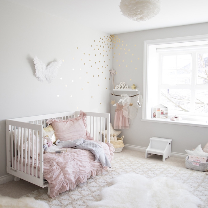 lit à barreaux avec une ouverture pour permettre à l enfant de descendre, murs gris perle, tapis beige et blanc, decoration chambre fille