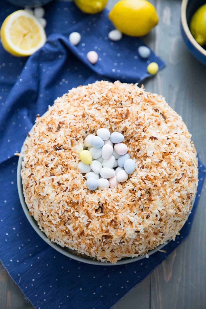 gâteau nid de paques au citron et noix de coco rempli de petits œufs en chocolat en couleurs pastel