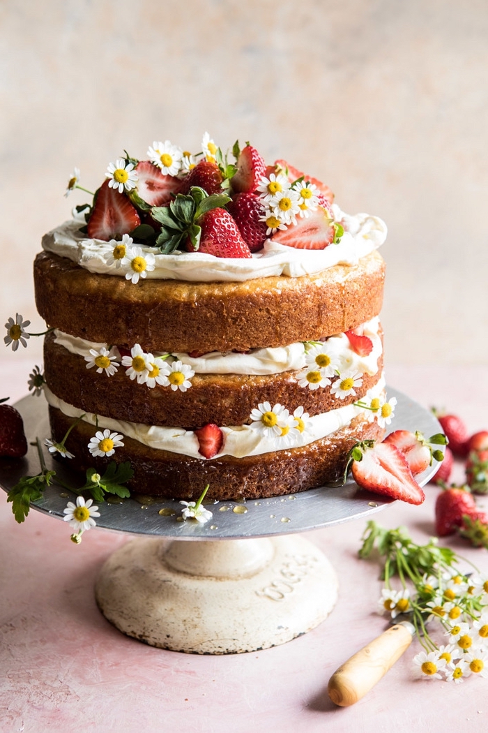 recette facile de naked cake aux fraises nappé de crème au beurre, recette de paques pour un cake au goût du printemps