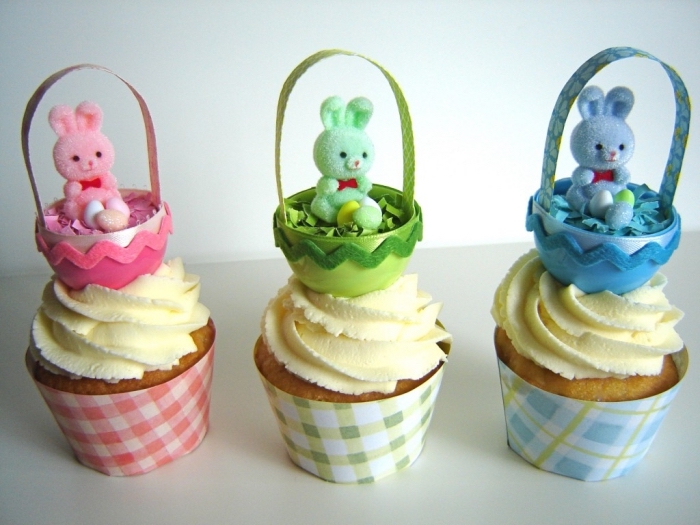 art culinaire facile, décoration de muffin à la vanille avec glaçage et petits paniers de carton avec mini figurine lapin