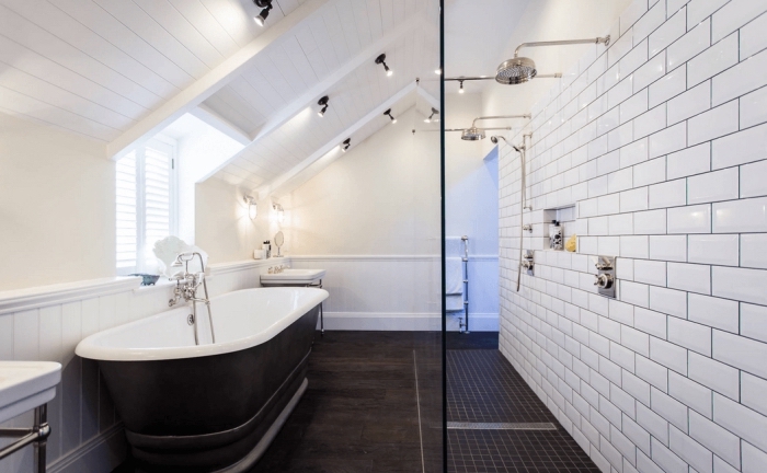 habiller un mur en bois dans la salle de bains, soubassement en lambris blanc qui fait office de crédence baignoire