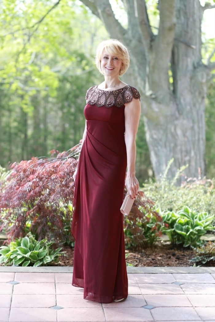 une robe longue élégante de coupe empire avec encolure en dentelle, idée de robe ceremonie femme 50 ans