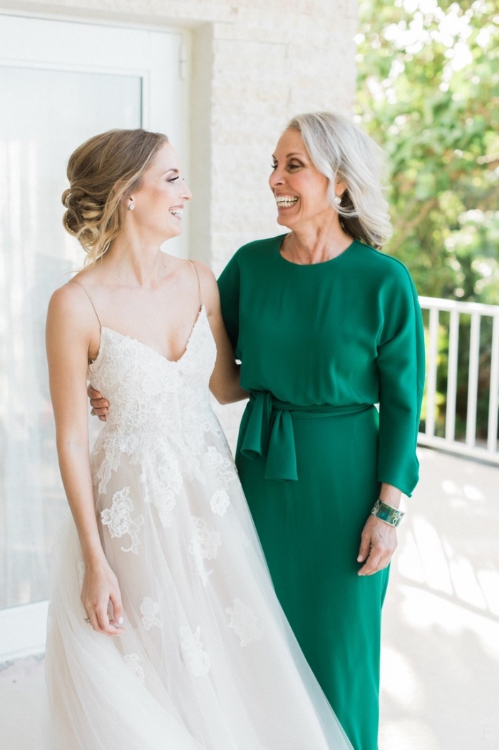 jolie robe de soirée manche longue de couleur vert foncé avec une petite ceinture marquant la taille, robe tendance pour la mère de la mariée
